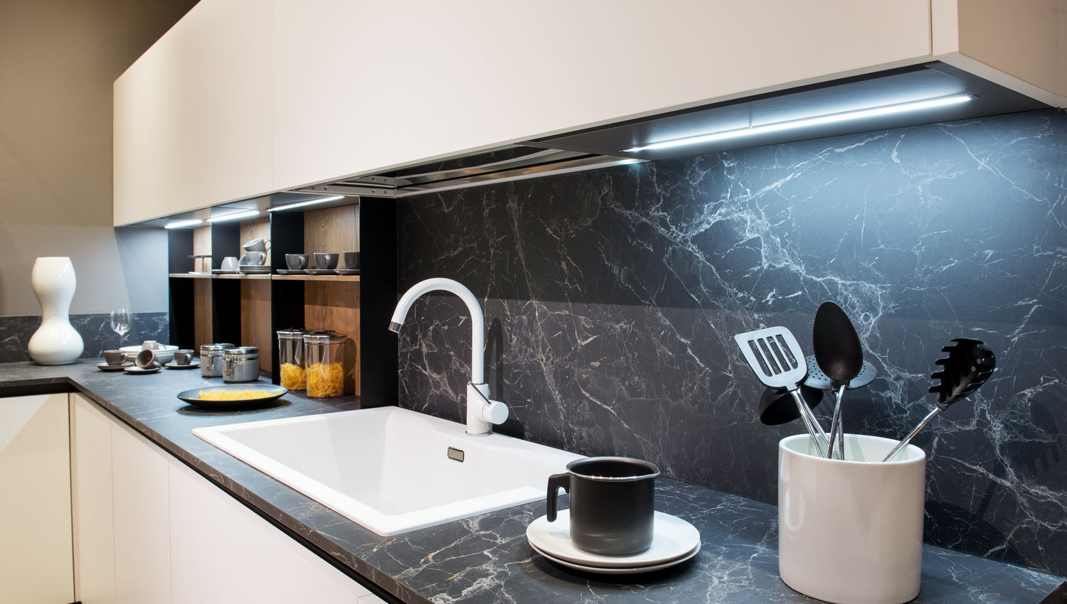 Bold,Backsplash, Marble,Effect,Kitchen,Counter,With,Utensils,And,A,White,Rectangular